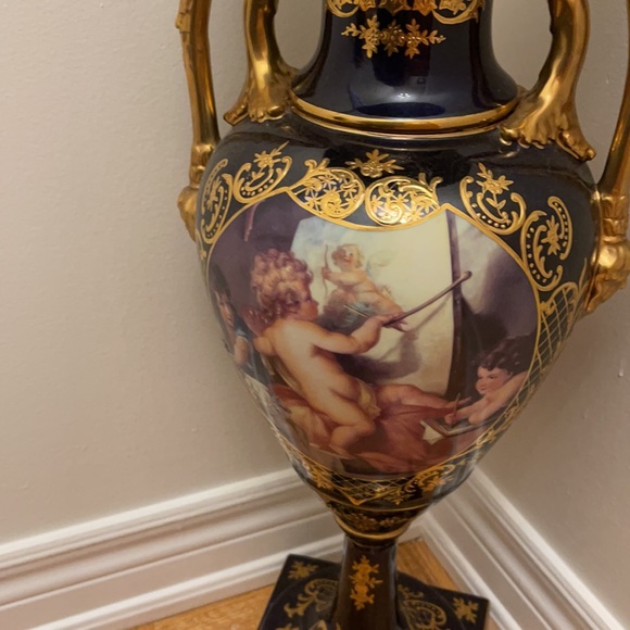 Vase - Picture 6 of 9